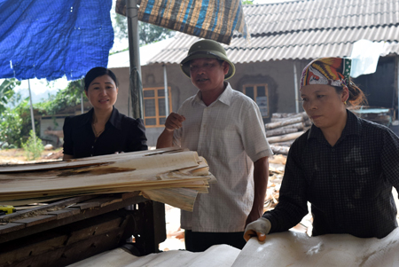Xưởng sản xuất và chế biến gỗ ván bóc của ông Nguyễn Duy Khiêm (đứng giữa) tạo việc làm thường xuyên, thu nhập ổn định cho 20 lao động địa phương.
